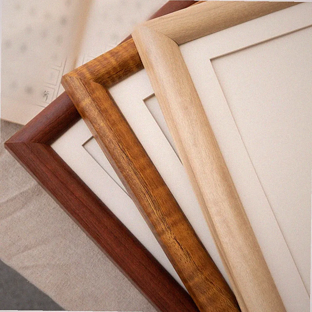 Bilderrahmen Nussbaum natur mit kratzfestem Glas und mattiertem Design