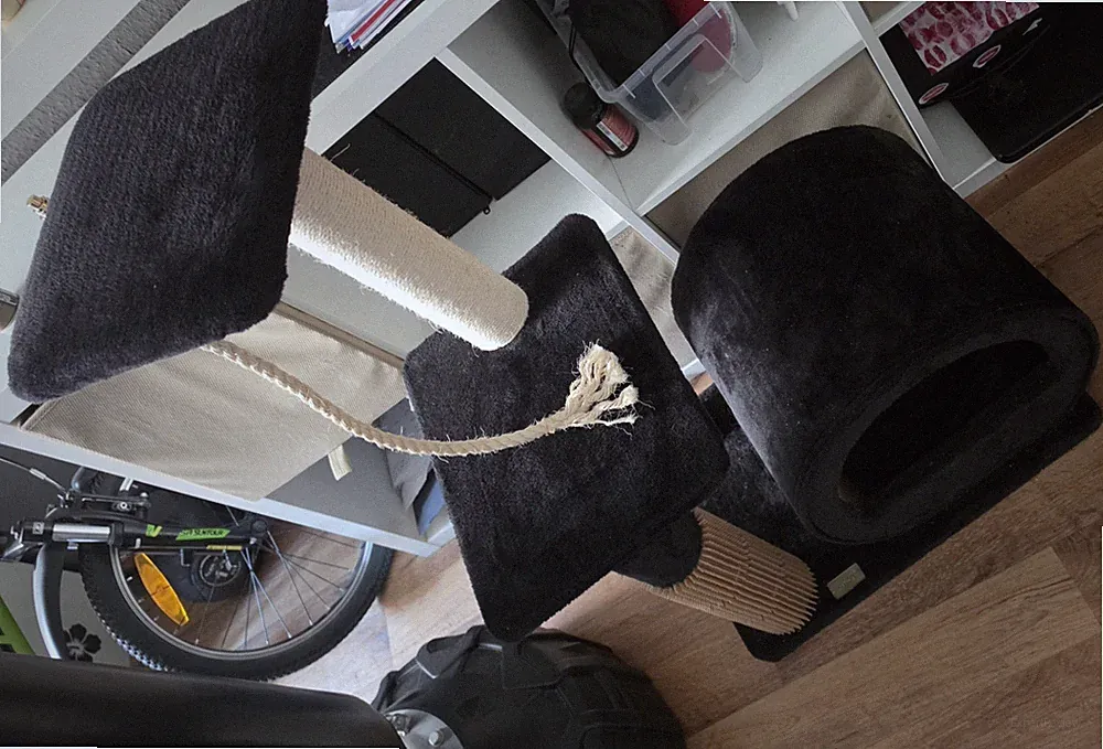 COSTWAY Kratzbaum aus Sisal & Stoff mit Höhle und Spielseil, Schwarz/Beige 92 cm