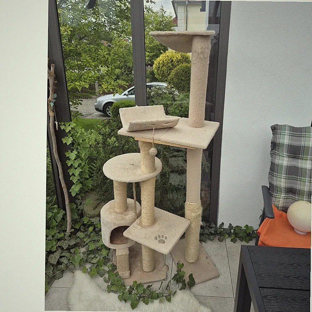 Beige Deckenspanner Kratzbaum