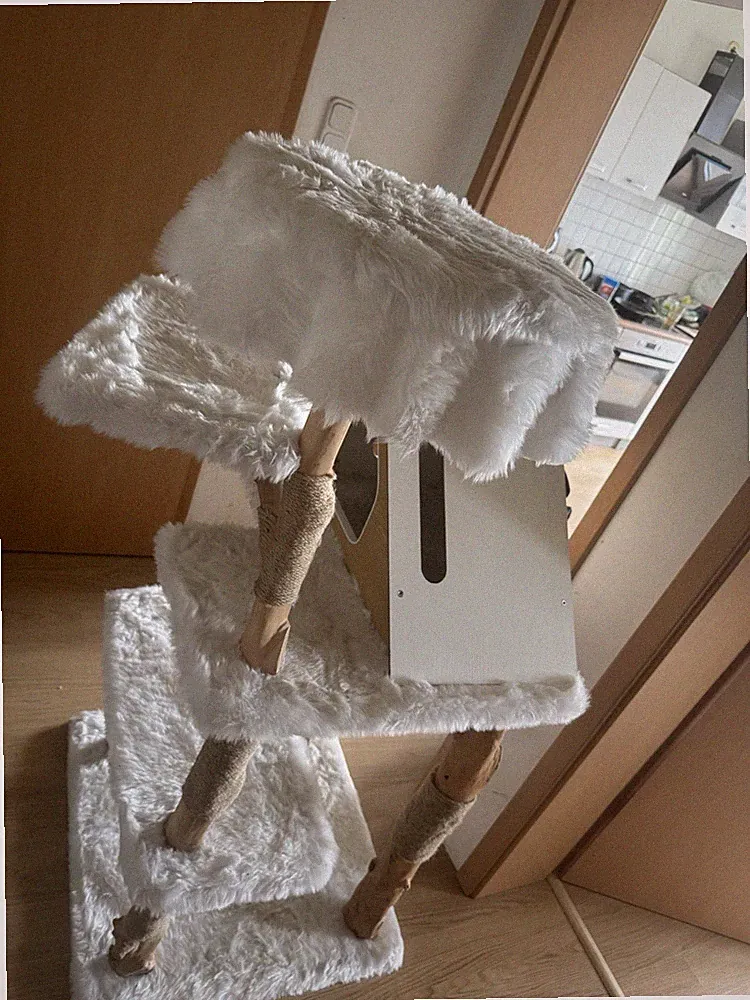 Kratzbaum weiß mit Höhle, Liegeflächen und Sisalstämmen, Stoff/Sisal