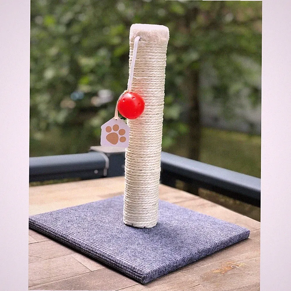 Kratzsäule mit Spielball, Sisal-Stamm & großer Bodenplatte – ideal für Katzen