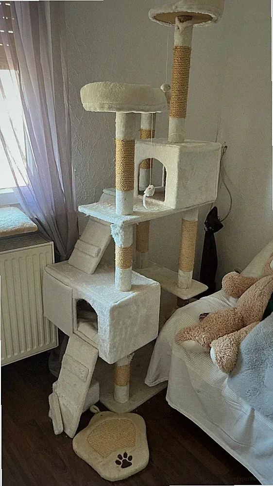 Luxus DesignKatzenkratzbaum mit weißem Kunstfell + Fensterbrett + 2 Katzenhütten
