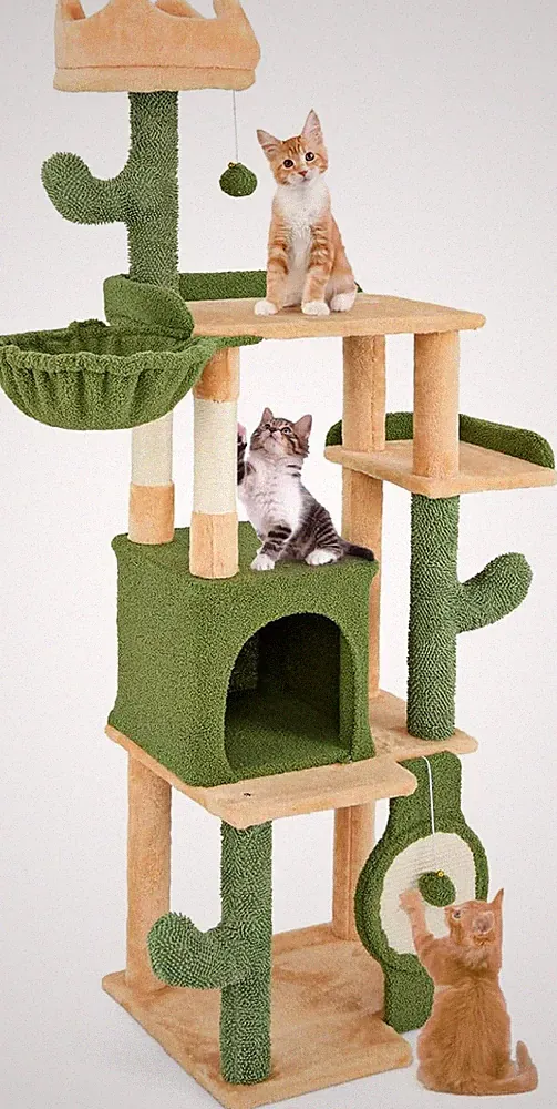 Mehrstöckiger Katzenbaum mit Kratzpfosten und Spielzeug für kleine Räume