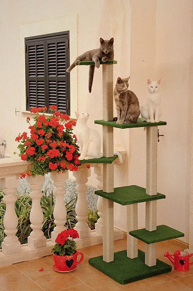 Outdoor Kratzbaum St. Tropez von Clevercat ideal für Balkon oder Terrasse
