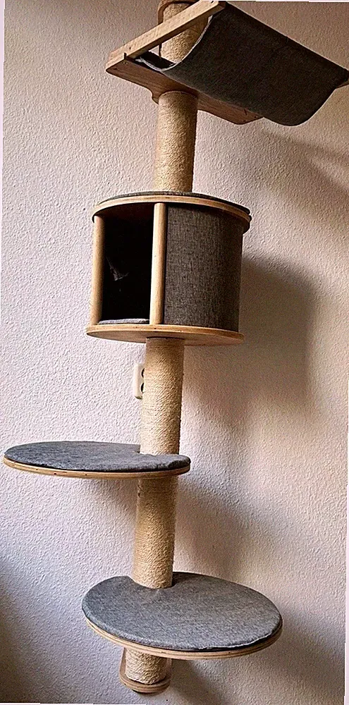 Wandkratzbaum Kerbl Pet Beige/Grau aus Sisal & Stoff mit Liegeflächen und Höhle